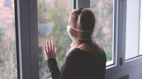 Mujer con mascarilla