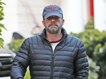 Ben Affleck con gesto muy serio cuando es pillado por los paparazzi  Ben Affleck con gesto muy serio cuando es pillado por los paparazzi