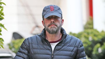 Ben Affleck con gesto muy serio cuando es pillado por los paparazzi Ben Affleck con gesto muy serio cuando es pillado por los paparazzi