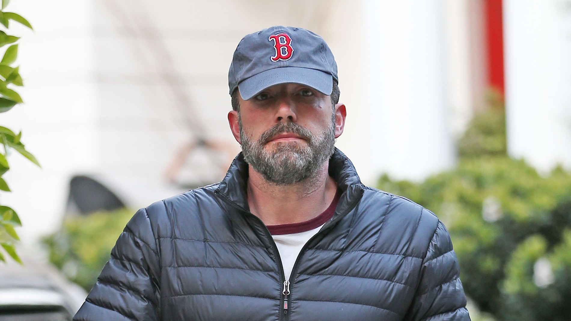 Ben Affleck con gesto muy serio cuando es pillado por los paparazzi