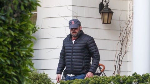 Ben Affleck abandonando la casa de Jennifer Garner 