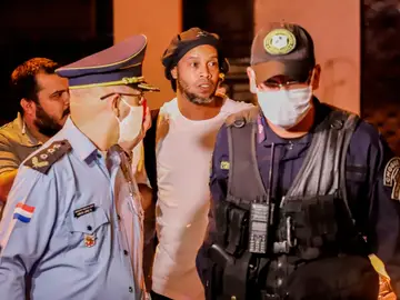 Ronaldinho abandonando la cárcel Ronaldinho abandonando la cárcel