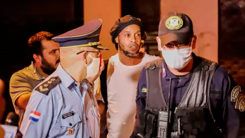 Ronaldinho abandonando la cárcel Ronaldinho abandonando la cárcel