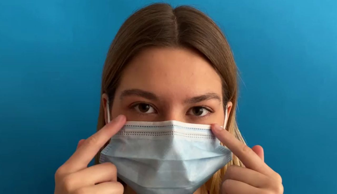 Cómo quitarte mascarilla y guantes de forma segura