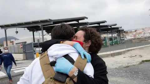Un estudiante se reencuentra con su familia Un estudiante se reencuentra con su familia