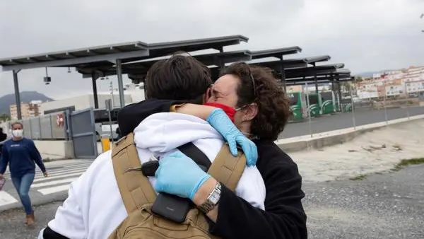 Un estudiante se reencuentra con su familia