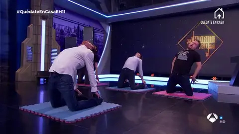 La relajante lección de yoga de Pablo Motos para quitar la ansiedad La relajante lección de yoga de Pablo Motos para quitar la ansiedad