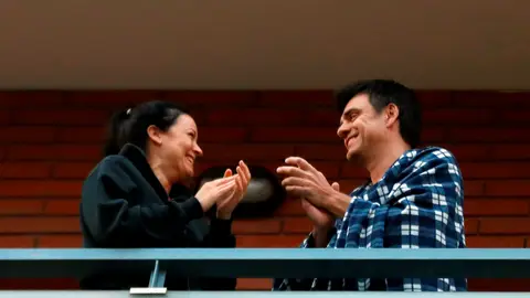 Una pareja en un balcón Una pareja en un balcón