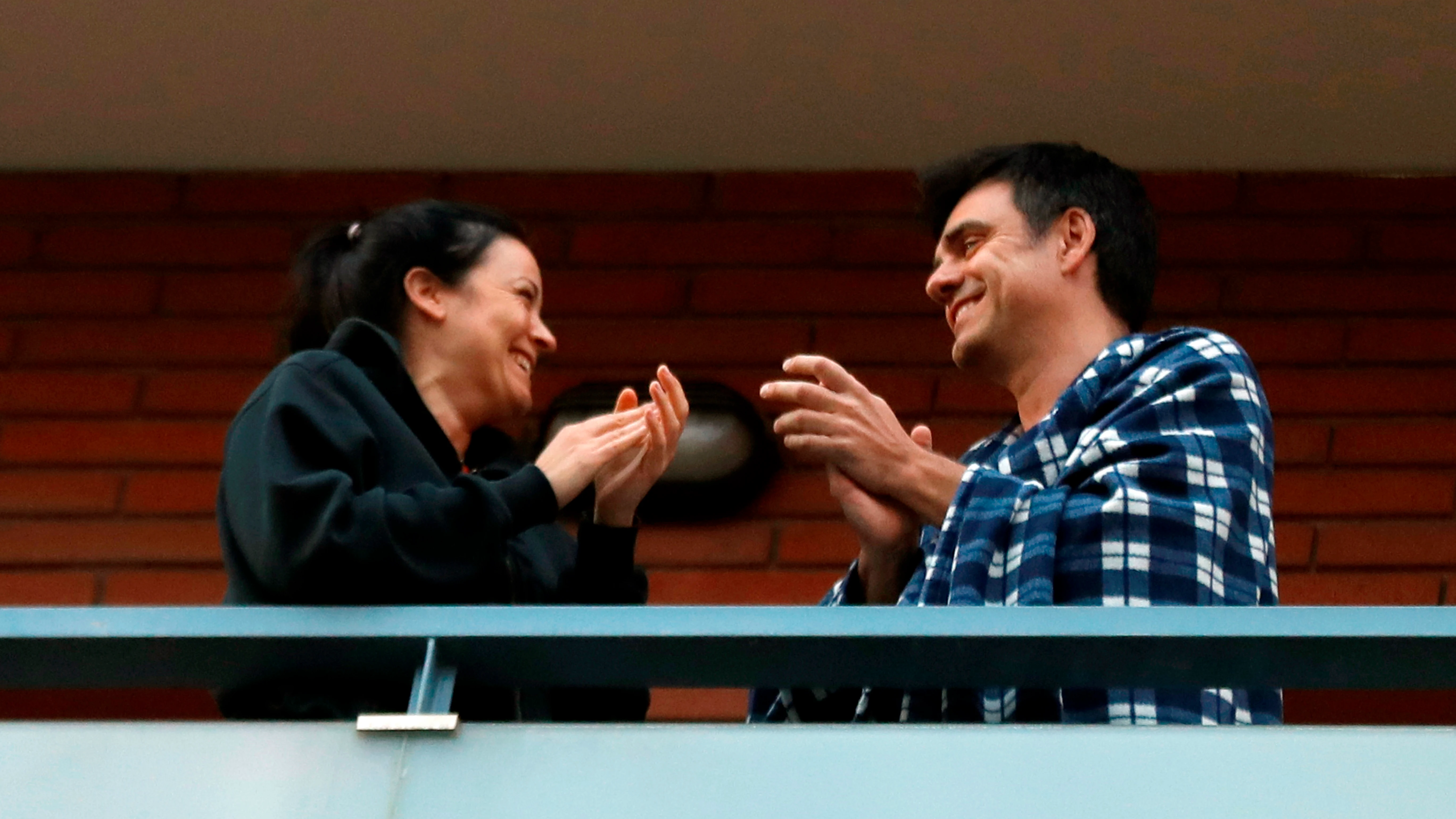 Una pareja en un balcón Una pareja en un balcón