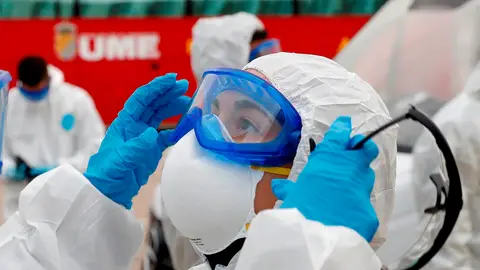 Efectivos de la Brigada Paracaidistacse protegen con Equipos de Protección Individual (EPI) para realizar tareas de traslado de fallecidos por Coronavirus. Efectivos de la Brigada Paracaidistacse protegen con Equipos de Protección Individual (EPI) para realizar tareas de traslado de fallecidos por Coronavirus.