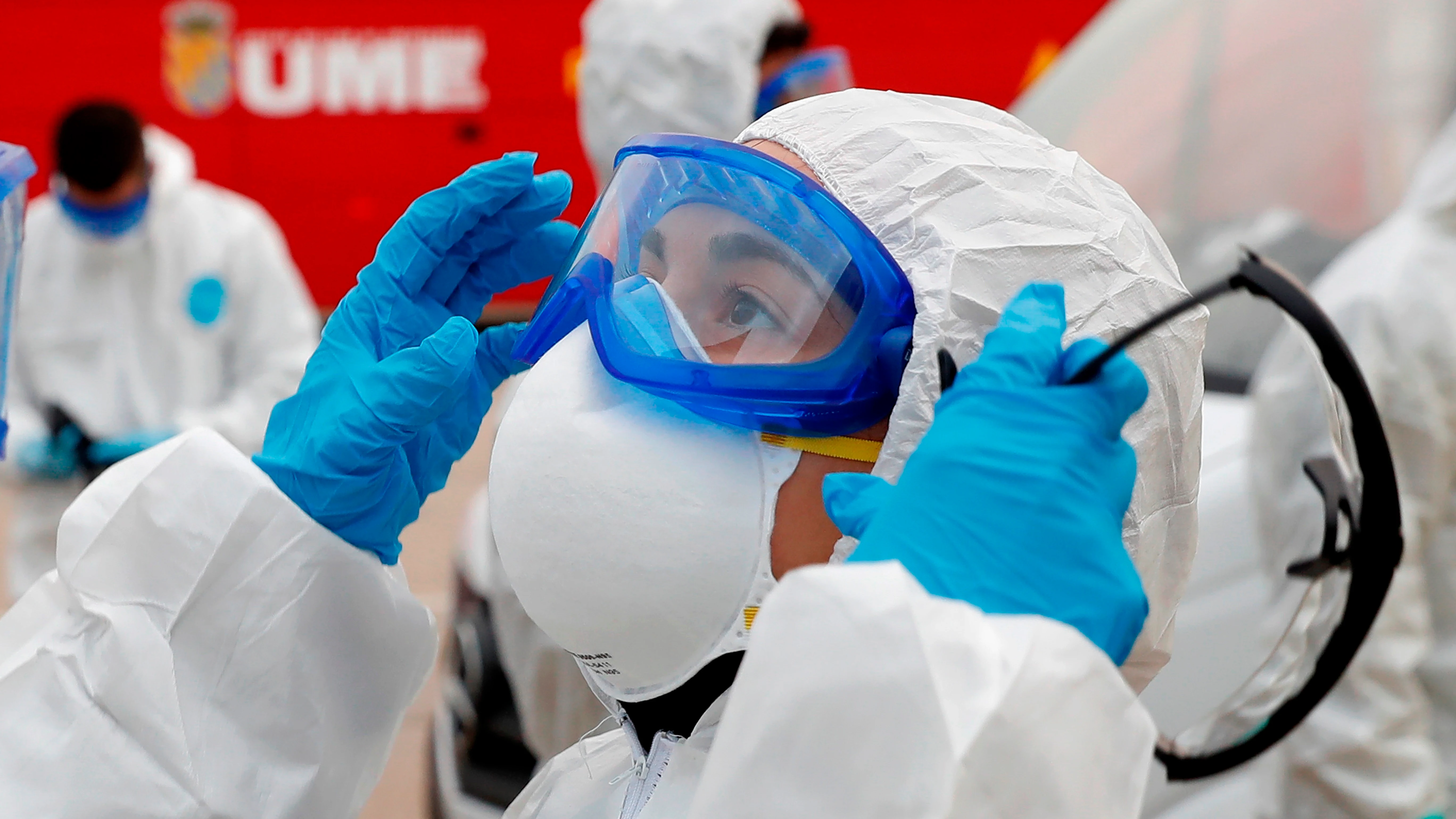 Efectivos de la Brigada Paracaidistacse protegen con Equipos de Protección Individual (EPI) para realizar tareas de traslado de fallecidos por Coronavirus. Efectivos de la Brigada Paracaidistacse protegen con Equipos de Protección Individual (EPI) para realizar tareas de traslado de fallecidos por Coronavirus.