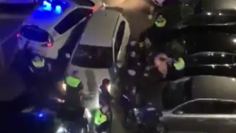 Espectacular detención de un hombre tras embestir contra una patrulla de la Policía en Rentería Espectacular detención de un hombre tras embestir contra una patrulla de la Policía en Rentería