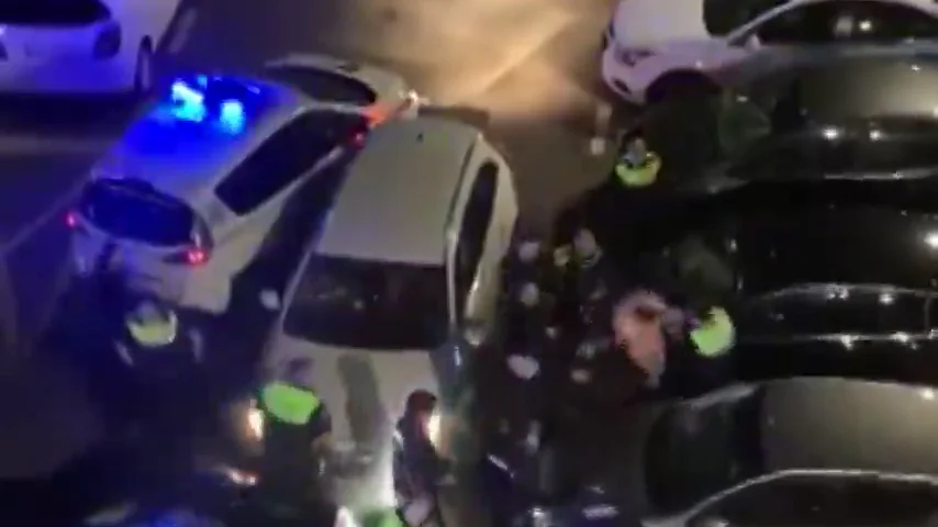 Espectacular detención de un hombre tras embestir contra una patrulla de la Policía en Rentería Espectacular detención de un hombre tras embestir contra una patrulla de la Policía en Rentería