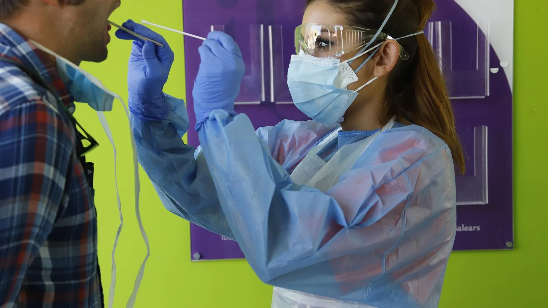 Personal sanitario realiza un test rápido de coronavirus. Coronavirus
