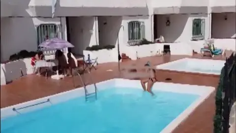 Sorprendidas varias personas en una piscina comunitaria en Gran Canaria durante el confinamiento por coronavirus Sorprendidas varias personas en una piscina comunitaria en Gran Canaria durante el confinamiento por coronavirus