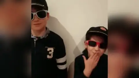"Eres nuestro héroe": La emotiva historia de Felipe, un policía que lleva más separado de su mujer e hijos por el coronavirus "Eres nuestro héroe": La emotiva historia de Felipe, un policía que lleva más separado de su mujer e hijos por el coronavirus