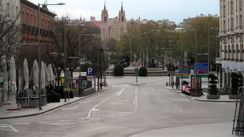 Vista de la Plaza Canovas del Castillo en Madrid, durante el estado de alarma. Vista de la Plaza Canovas del Castillo vacía desde la Carrera de San Jerónimo este lunes, decimosexto día de aislamiento tras el estado de alarma decretado por el gobierno para frenar el avance del coronavirus. EFE/ Juanjo Martín