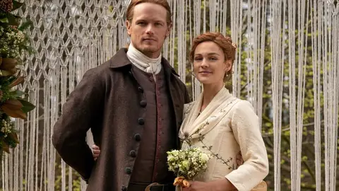 Jamie Fraser (Sam Heughan) y Brianna (Sophie Skelton) en 'Outlander' Jamie Fraser (Sam Heughan) y Brianna (Sophie Skelton) en 'Outlander'