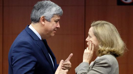 La vicepresidenta econ&oacute;mica, Nadia Calvi&ntilde;o, con el presidente del Eurogrupo, M&aacute;rio Centeno