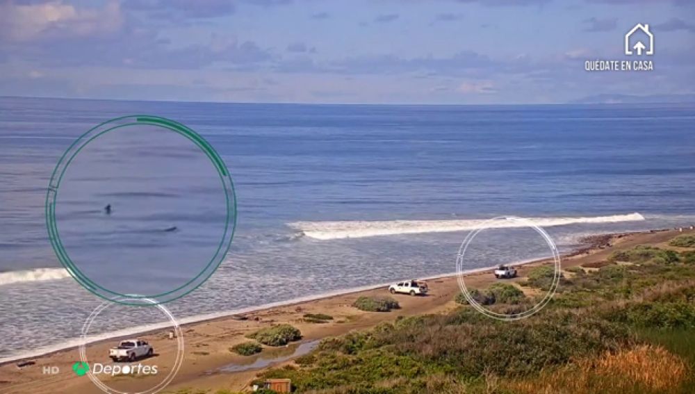 Dos surfistas infringen la cuarentena por coronavirus en California y terminan naufragando en un bote