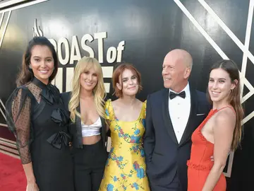 Bruce Willis junto a su mujer y sus hijas Bruce Willis junto a su mujer y sus hijas