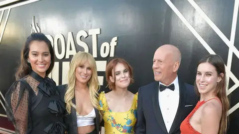 Bruce Willis junto a su mujer y sus hijas Bruce Willis junto a su mujer y sus hijas