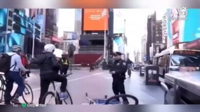 Enfrentamientos entre policías y ciclistas que invaden las calles de Nueva York en plena crisis del coronavirus