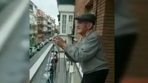 Así anima un anciano de 100 años a aplaudir a los sanitarios que luchan contra el coronavirus Así anima un anciano de 100 años a aplaudir a los sanitarios que luchan contra el coronavirus