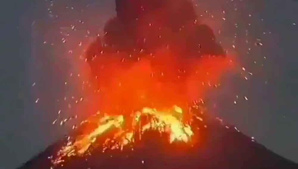Un volcán en Indonesia erupciona a más de 500 metros de altura