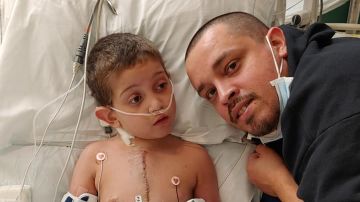 El pequeño Carlos tras el exitoso trasplante de corazón