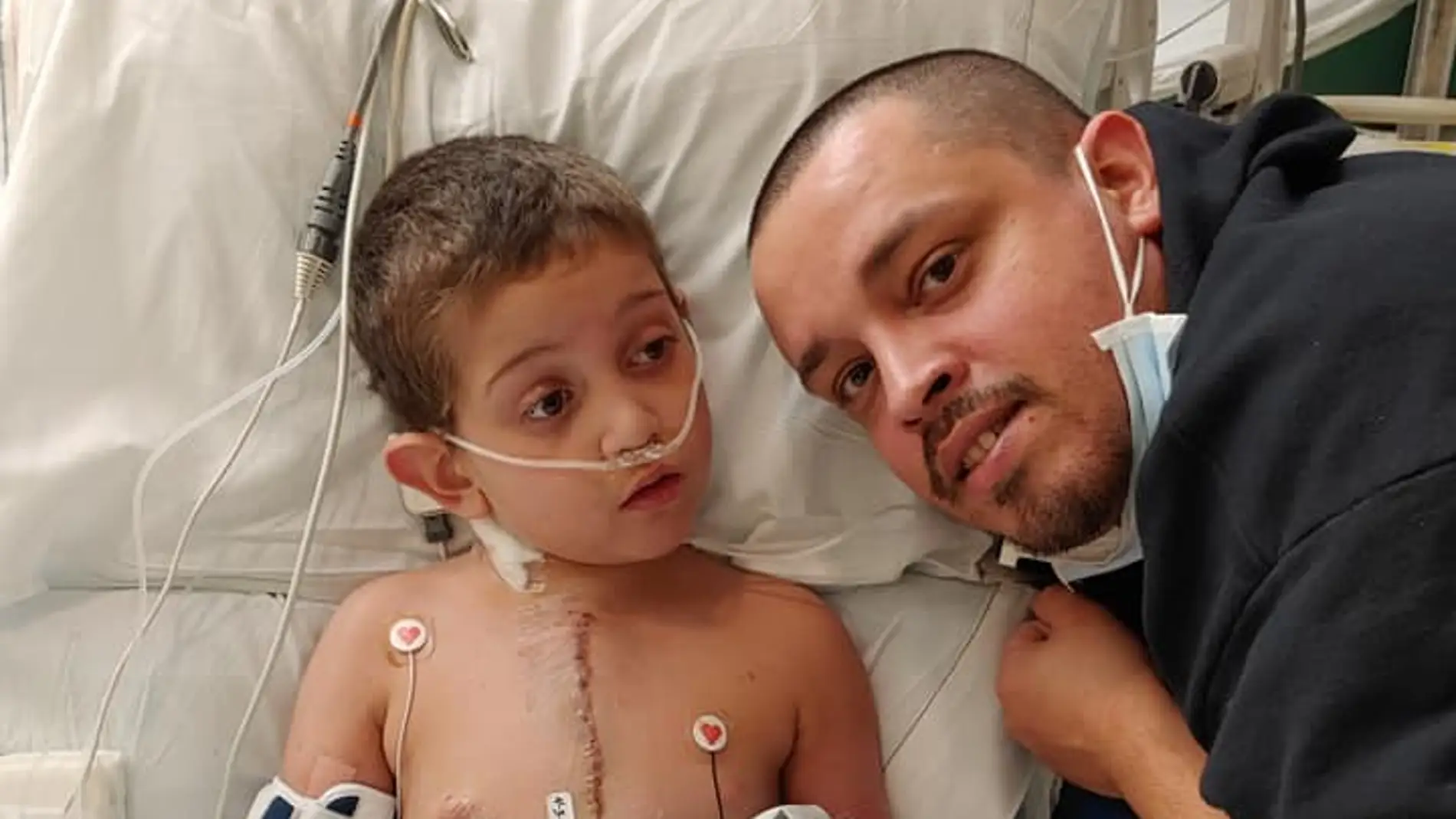 El pequeño Carlos tras el exitoso trasplante de corazón El pequeño Carlos tras el exitoso trasplante de corazón