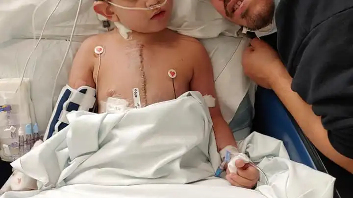 El peque&ntilde;o Carlos tras el exitoso trasplante de coraz&oacute;n