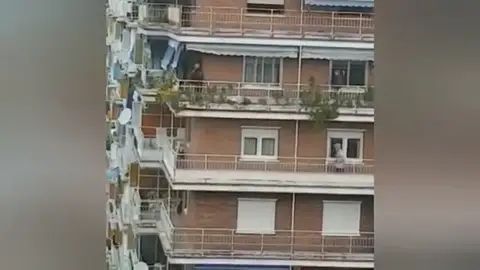 El desternillante vídeo de una carrera de balcones: "Estamos a tres metros de finalizar este gran premio" El desternillante vídeo de una carrera de balcones: "Estamos a tres metros de finalizar este gran premio"
