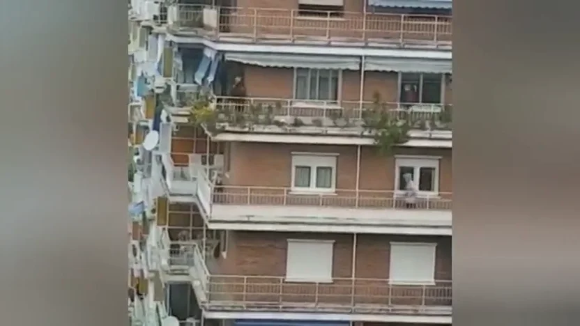 El desternillante v&iacute;deo de una carrera de balcones: "Estamos a tres metros de finalizar este gran premio"