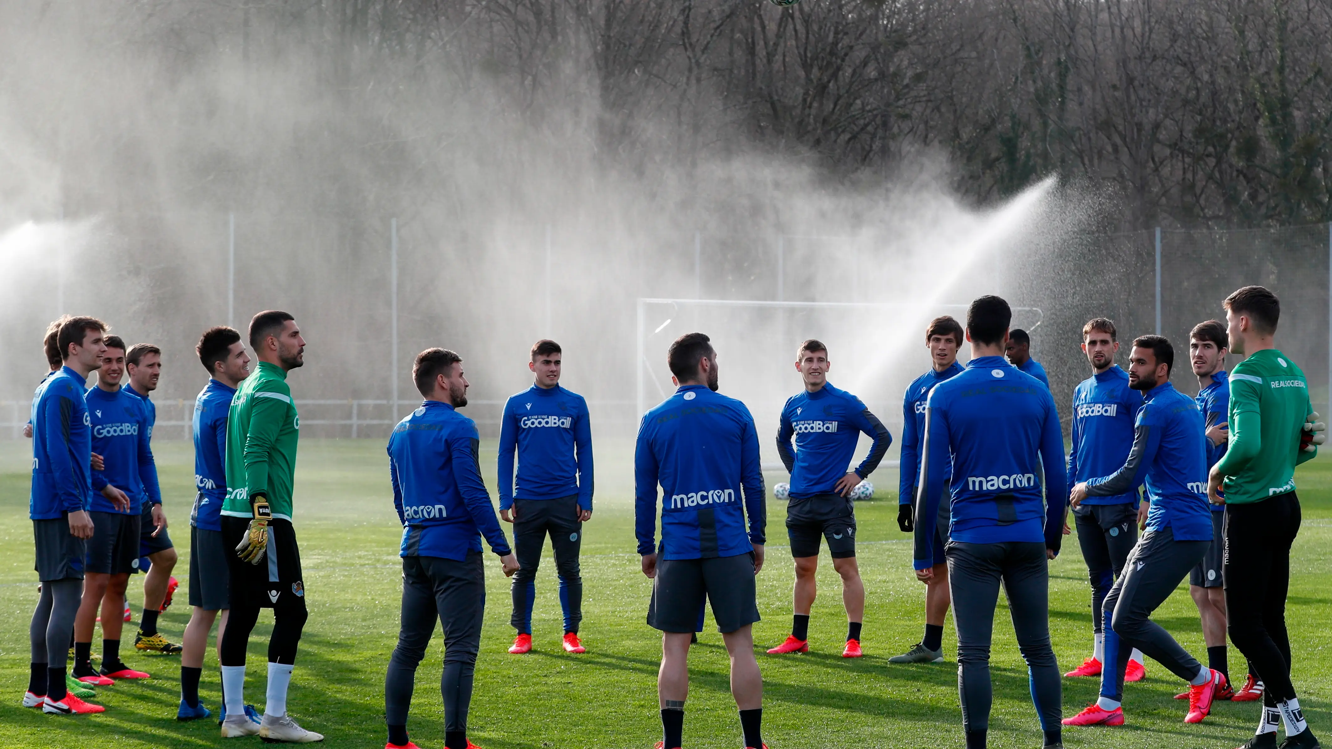 Los jugadores de la Real Sociedad, durante un entrenamiento