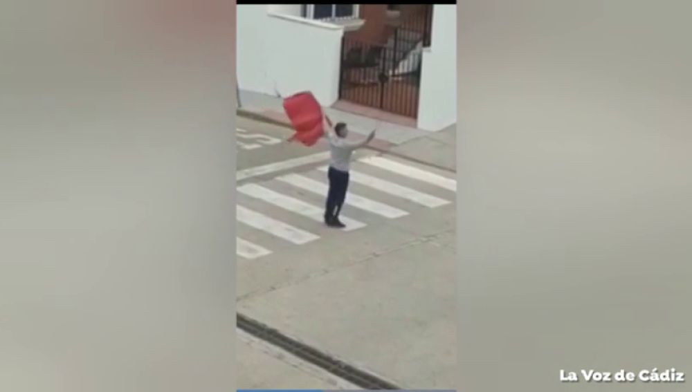 Un hombre se salta el confinamiento por coronavirus para salir a ‘torear’ en Vejer de la Frontera, Cádiz