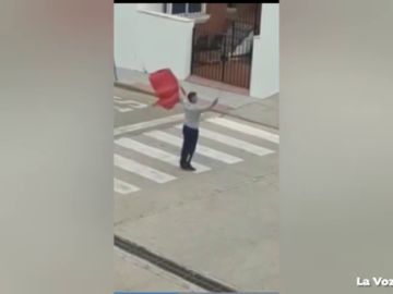 Un hombre se salta el confinamiento por coronavirus para salir a ‘torear’ en Vejer de la Frontera, Cádiz