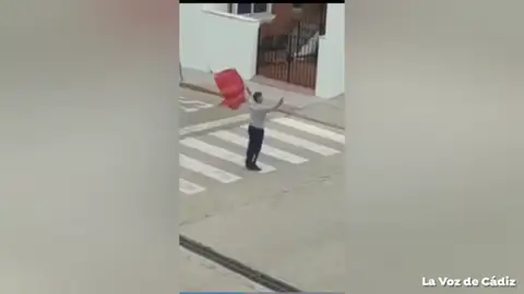 Un hombre se salta el confinamiento por coronavirus para salir a ‘torear’ en Vejer de la Frontera, Cádiz Un hombre se salta el confinamiento por coronavirus para salir a ‘torear’ en Vejer de la Frontera, Cádiz