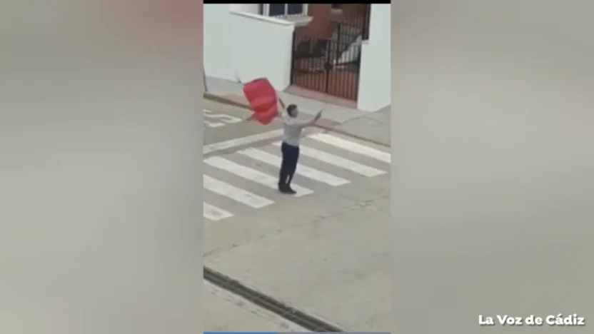 Un hombre se salta el confinamiento por coronavirus para salir a ‘torear’ en Vejer de la Frontera, Cádiz Un hombre se salta el confinamiento por coronavirus para salir a ‘torear’ en Vejer de la Frontera, Cádiz