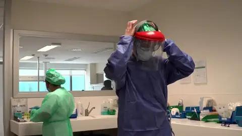 "Tengo más de 35 años de experiencia y me he ido a casa llorando": detrás del trabajo en primera línea de los sanitarios españoles "Tengo más de 35 años de experiencia y me he ido a casa llorando": detrás del trabajo en primera línea de los sanitarios españoles