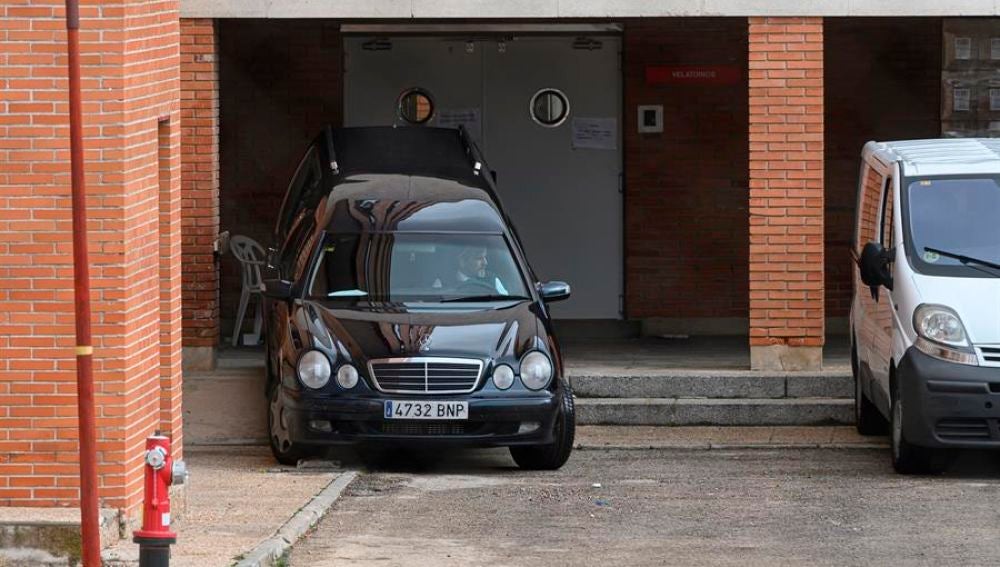 Imagen de archivo de un coche fúnebre saliendo de una residencia.