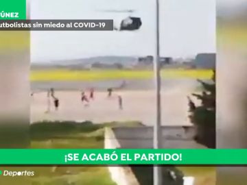 Desafían el confinamiento por coronavirus en Túnez organizando un improvisado partido de fútbol