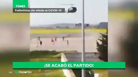 Desafían el confinamiento por coronavirus en Túnez organizando un improvisado partido de fútbol Desafían el confinamiento por coronavirus en Túnez organizando un improvisado partido de fútbol
