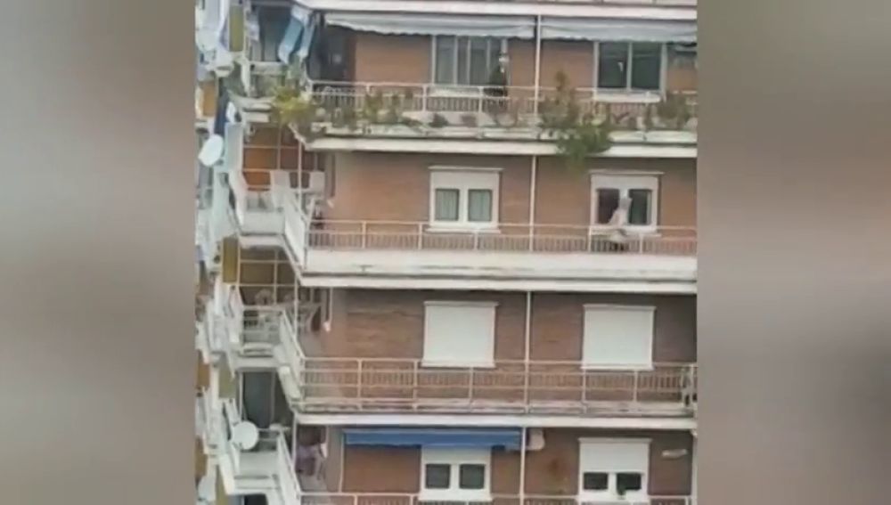 La retransmisión de la 'carrera en el balcón' `durante el confinamiento del coronavirus que se vuelve viral