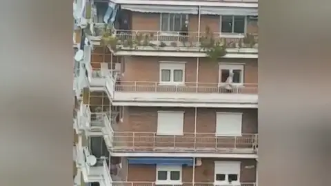 La retransmisión de la 'carrera en el balcón' `durante el confinamiento del coronavirus que se vuelve viral La retransmisión de la 'carrera en el balcón' `durante el confinamiento del coronavirus que se vuelve viral