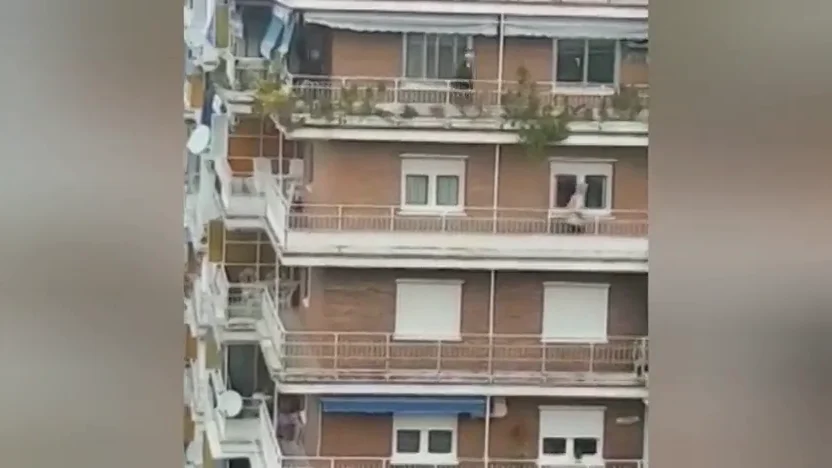 La retransmisión de la 'carrera en el balcón' `durante el confinamiento del coronavirus que se vuelve viral La retransmisión de la 'carrera en el balcón' `durante el confinamiento del coronavirus que se vuelve viral