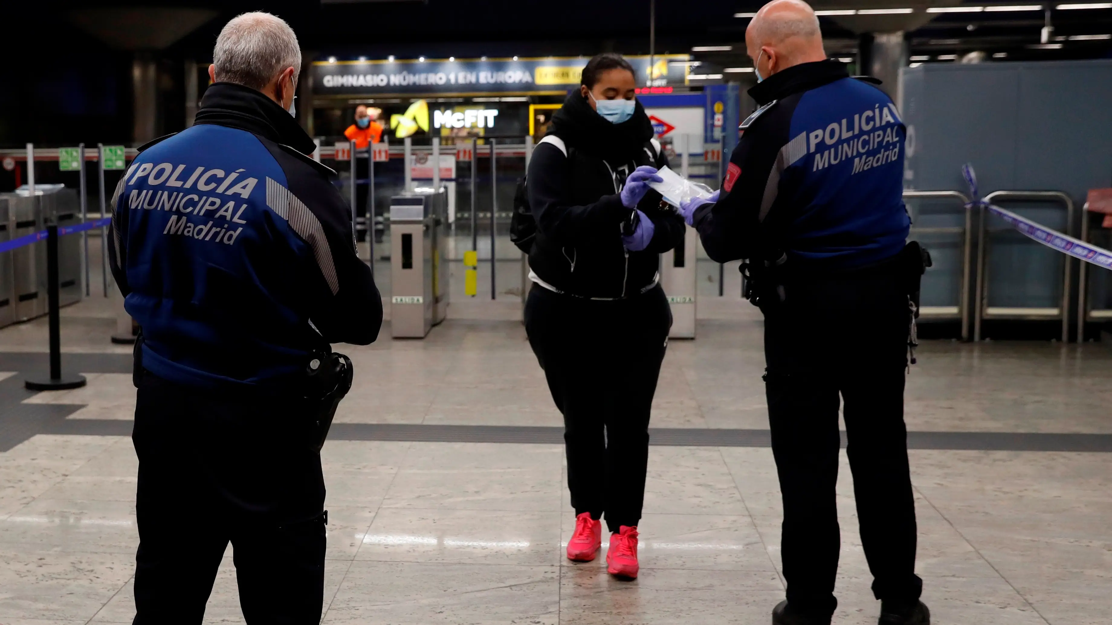 Reperto de mascarillas en el metro