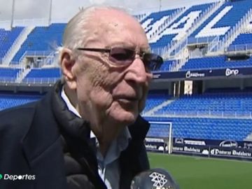 Andrés Perales, el aficionado del Málaga de 83 años que pasa el confinamiento en La Rosaleda