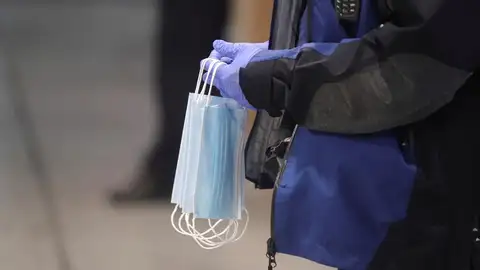 Reparto de mascarillas en el transporte público Reparto de mascarillas en el transporte público