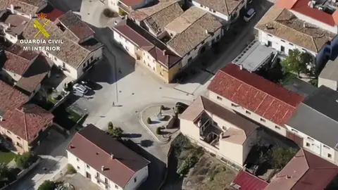 La Guardia Civil usa un dron para pillar a cuatro vecinos reincidentes reunidos en la plaza de Adiós, en Navarra La Guardia Civil usa un dron para pillar a cuatro vecinos reincidentes reunidos en la plaza de Adiós, en Navarra